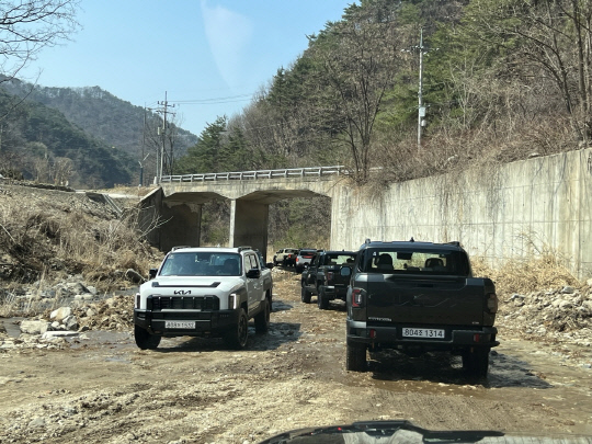 기아 타스만 오프로드 코스 주행 모습. 장우진 기자